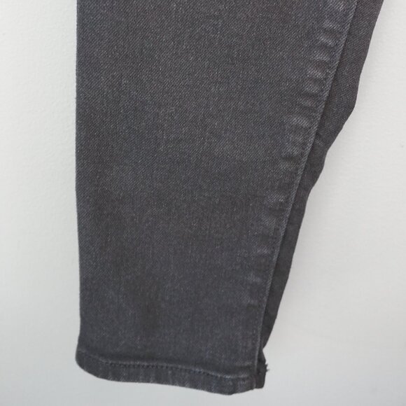 New Levi's High-Waisted Tapered Mom Jeans in Flash Black size 25x29 - Picture 8 of 15